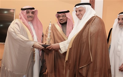 معالي المهندس محمد العمري أمين منطقة المدينه يكرم معالي المهندس عبدالعزيز الحصين أمين منطقة المدينةالسابق وممثلين عن أمناء المدينة السابقين